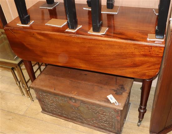 A Victorian mahogany Pembroke table W.102cm